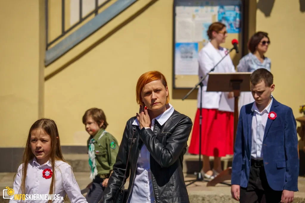 Galeria zdjęć z obchodów 235. rocznicy Konstytucji 3 Maja w Skierniewicach: msza święta, służby mundurowe oraz uroczyste złożenie kwiatów pod Pomnikiem Niepodległości na placu Jana Pawła II.