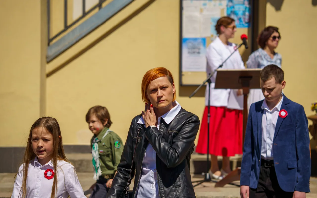 Galeria zdjęć z obchodów 235. rocznicy Konstytucji 3 Maja w Skierniewicach: msza święta, służby mundurowe oraz uroczyste złożenie kwiatów pod Pomnikiem Niepodległości na placu Jana Pawła II.