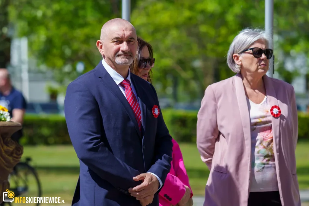 Galeria zdjęć z obchodów 235. rocznicy Konstytucji 3 Maja w Skierniewicach: msza święta, służby mundurowe oraz uroczyste złożenie kwiatów pod Pomnikiem Niepodległości na placu Jana Pawła II.