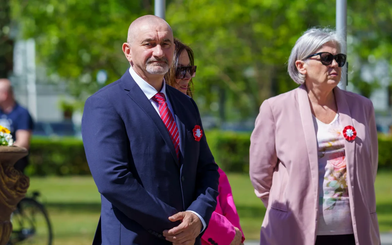 Galeria zdjęć z obchodów 235. rocznicy Konstytucji 3 Maja w Skierniewicach: msza święta, służby mundurowe oraz uroczyste złożenie kwiatów pod Pomnikiem Niepodległości na placu Jana Pawła II.