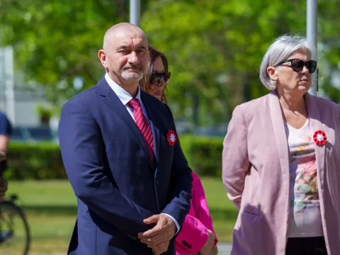 Galeria zdjęć z obchodów 235. rocznicy Konstytucji 3 Maja w Skierniewicach: msza święta, służby mundurowe oraz uroczyste złożenie kwiatów pod Pomnikiem Niepodległości na placu Jana Pawła II.