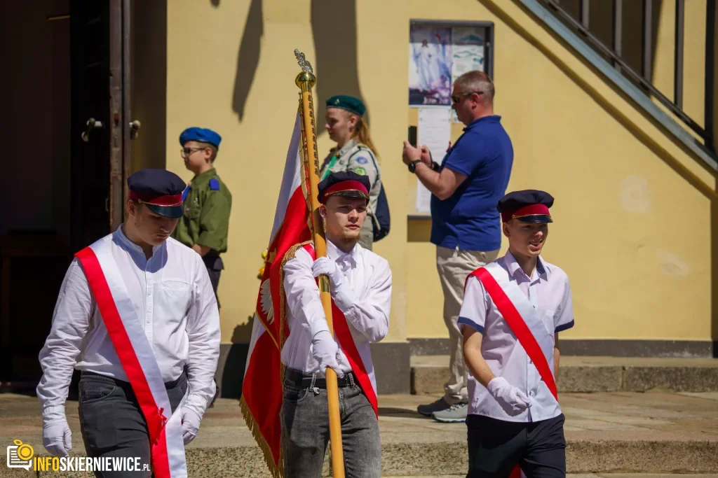 Skierniewice uczciły 235. rocznicę Konstytucji 3 Maja. Uroczystości pod Pomnikiem Niepodległości 5 Galeria zdjęć z obchodów 235. rocznicy Konstytucji 3 Maja w Skierniewicach: msza święta, służby mundurowe oraz uroczyste złożenie kwiatów pod Pomnikiem Niepodległości na placu Jana Pawła II.
