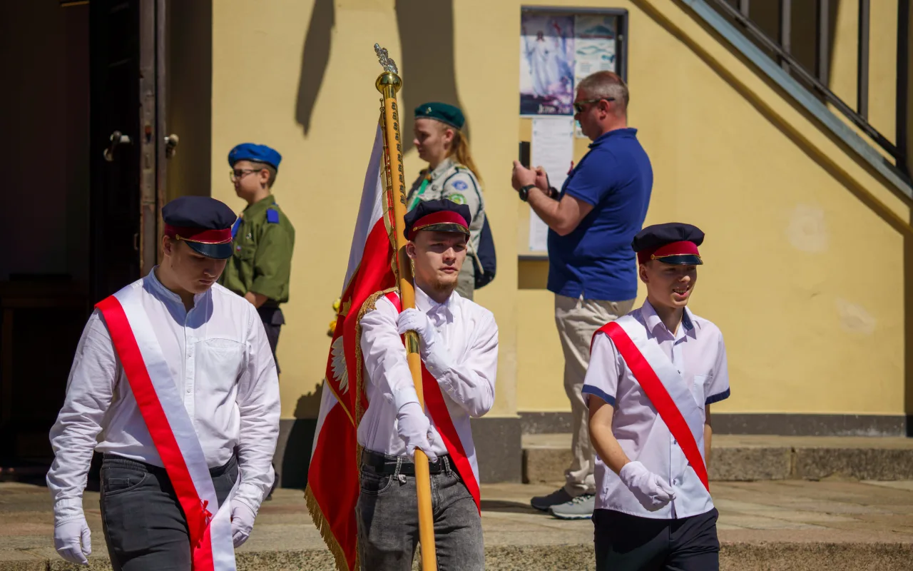 Galeria zdjęć z obchodów 235. rocznicy Konstytucji 3 Maja w Skierniewicach: msza święta, służby mundurowe oraz uroczyste złożenie kwiatów pod Pomnikiem Niepodległości na placu Jana Pawła II.