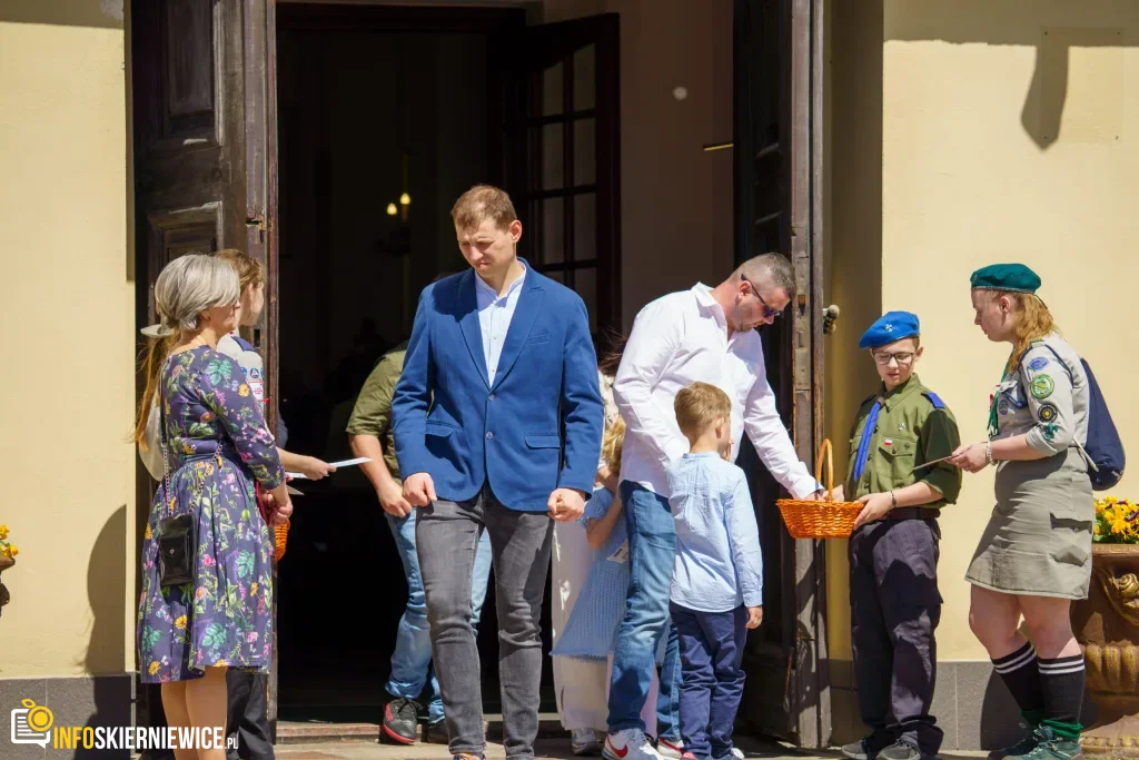 Skierniewice uczciły 235. rocznicę Konstytucji 3 Maja. Uroczystości pod Pomnikiem Niepodległości 1 Galeria zdjęć z obchodów 235. rocznicy Konstytucji 3 Maja w Skierniewicach: msza święta, służby mundurowe oraz uroczyste złożenie kwiatów pod Pomnikiem Niepodległości na placu Jana Pawła II.
