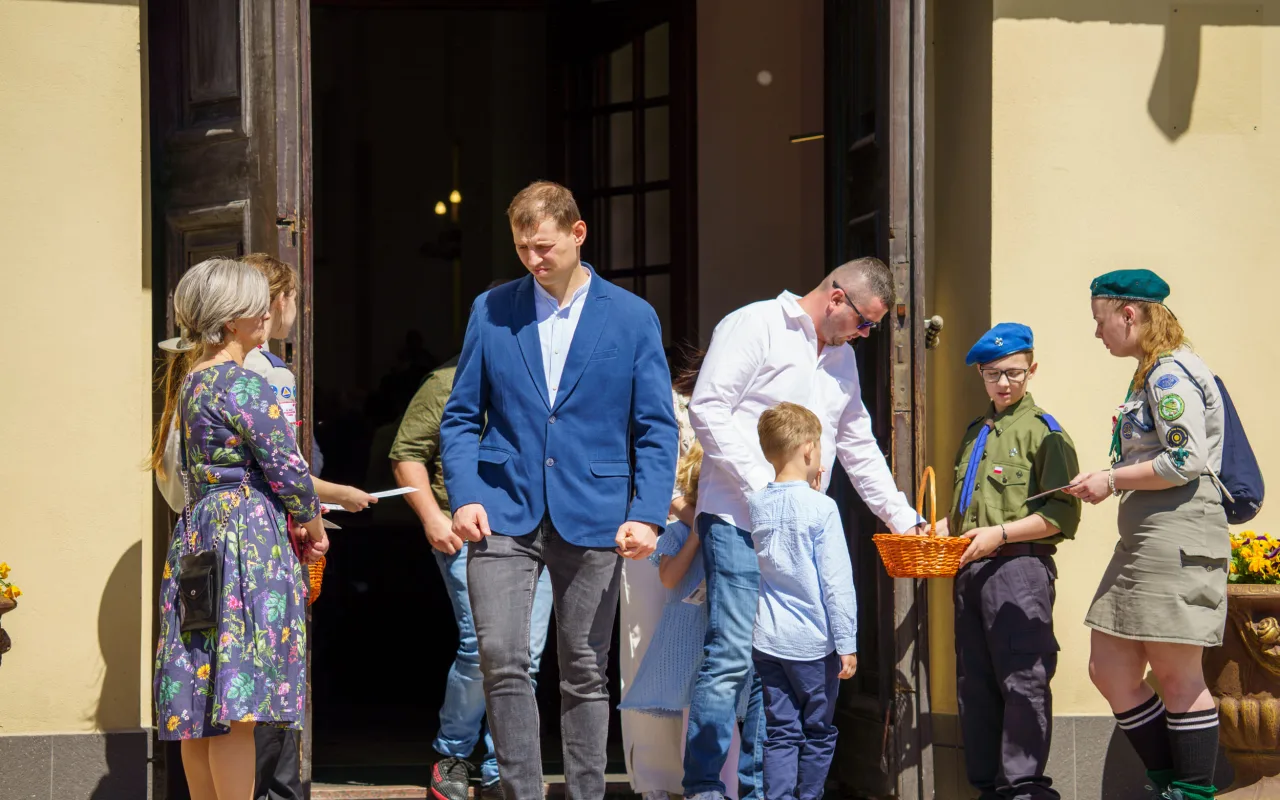 Galeria zdjęć z obchodów 235. rocznicy Konstytucji 3 Maja w Skierniewicach: msza święta, służby mundurowe oraz uroczyste złożenie kwiatów pod Pomnikiem Niepodległości na placu Jana Pawła II.