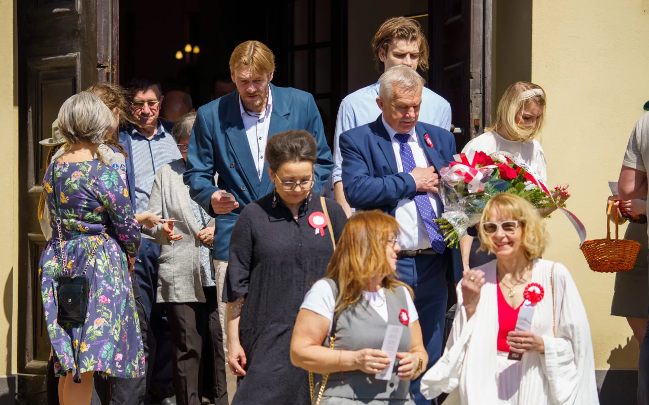 Galeria zdjęć z obchodów 235. rocznicy Konstytucji 3 Maja w Skierniewicach: msza święta, służby mundurowe oraz uroczyste złożenie kwiatów pod Pomnikiem Niepodległości na placu Jana Pawła II.