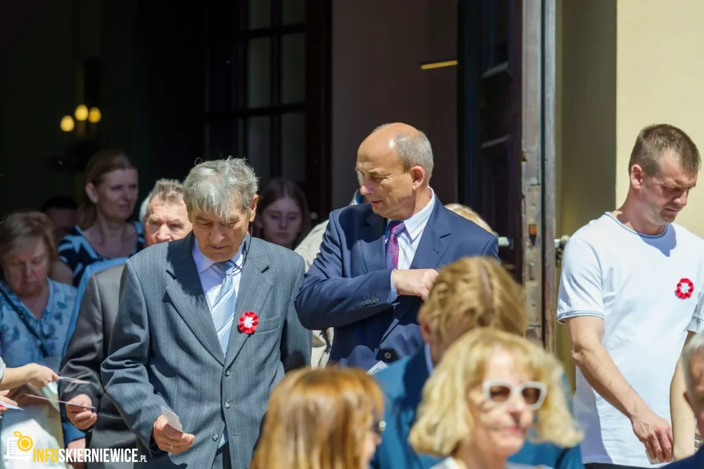 Skierniewice uczciły 235. rocznicę Konstytucji 3 Maja. Uroczystości pod Pomnikiem Niepodległości 5 Galeria zdjęć z obchodów 235. rocznicy Konstytucji 3 Maja w Skierniewicach: msza święta, służby mundurowe oraz uroczyste złożenie kwiatów pod Pomnikiem Niepodległości na placu Jana Pawła II.