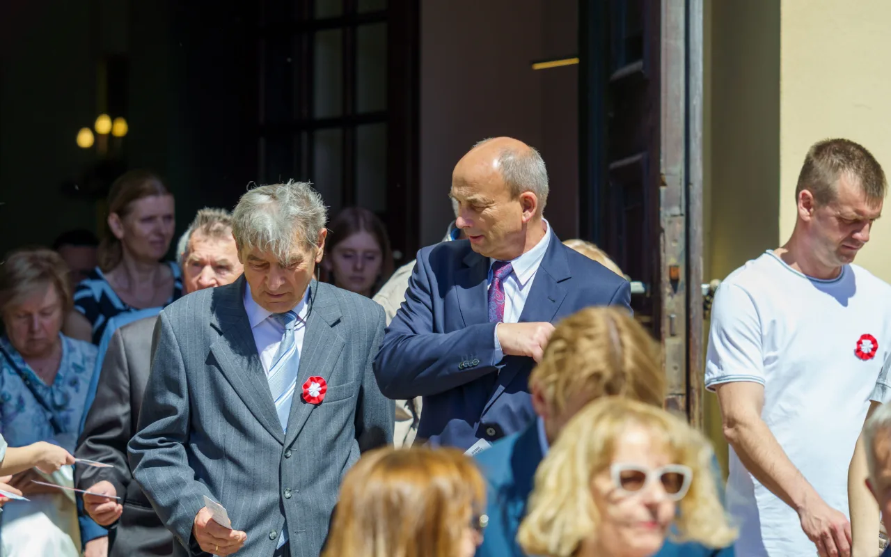 Galeria zdjęć z obchodów 235. rocznicy Konstytucji 3 Maja w Skierniewicach: msza święta, służby mundurowe oraz uroczyste złożenie kwiatów pod Pomnikiem Niepodległości na placu Jana Pawła II.