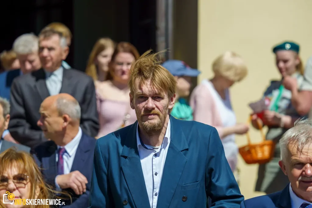 Skierniewice uczciły 235. rocznicę Konstytucji 3 Maja. Uroczystości pod Pomnikiem Niepodległości 5 Galeria zdjęć z obchodów 235. rocznicy Konstytucji 3 Maja w Skierniewicach: msza święta, służby mundurowe oraz uroczyste złożenie kwiatów pod Pomnikiem Niepodległości na placu Jana Pawła II.