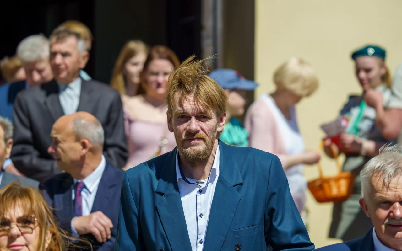 Galeria zdjęć z obchodów 235. rocznicy Konstytucji 3 Maja w Skierniewicach: msza święta, służby mundurowe oraz uroczyste złożenie kwiatów pod Pomnikiem Niepodległości na placu Jana Pawła II.