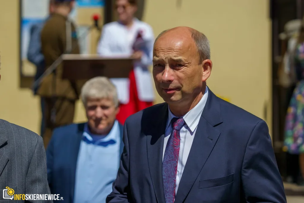 Galeria zdjęć z obchodów 235. rocznicy Konstytucji 3 Maja w Skierniewicach: msza święta, służby mundurowe oraz uroczyste złożenie kwiatów pod Pomnikiem Niepodległości na placu Jana Pawła II.
