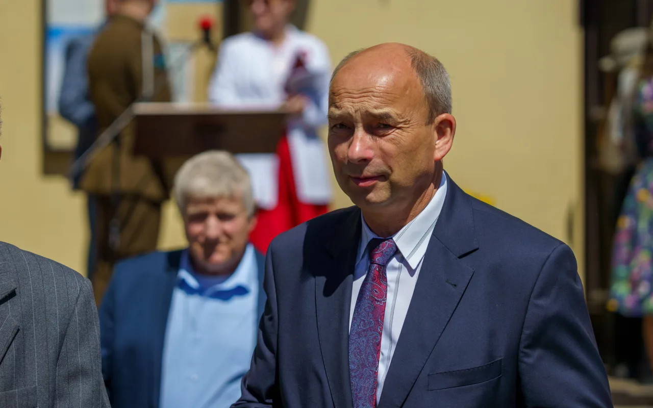 Galeria zdjęć z obchodów 235. rocznicy Konstytucji 3 Maja w Skierniewicach: msza święta, służby mundurowe oraz uroczyste złożenie kwiatów pod Pomnikiem Niepodległości na placu Jana Pawła II.