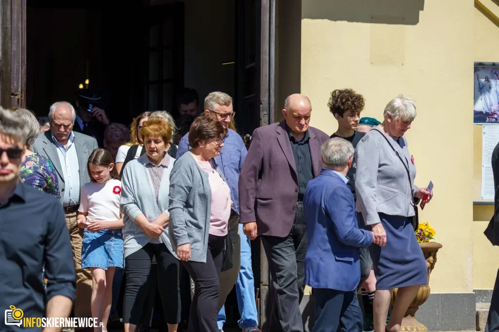 Skierniewice uczciły 235. rocznicę Konstytucji 3 Maja. Uroczystości pod Pomnikiem Niepodległości 1 Galeria zdjęć z obchodów 235. rocznicy Konstytucji 3 Maja w Skierniewicach: msza święta, służby mundurowe oraz uroczyste złożenie kwiatów pod Pomnikiem Niepodległości na placu Jana Pawła II.