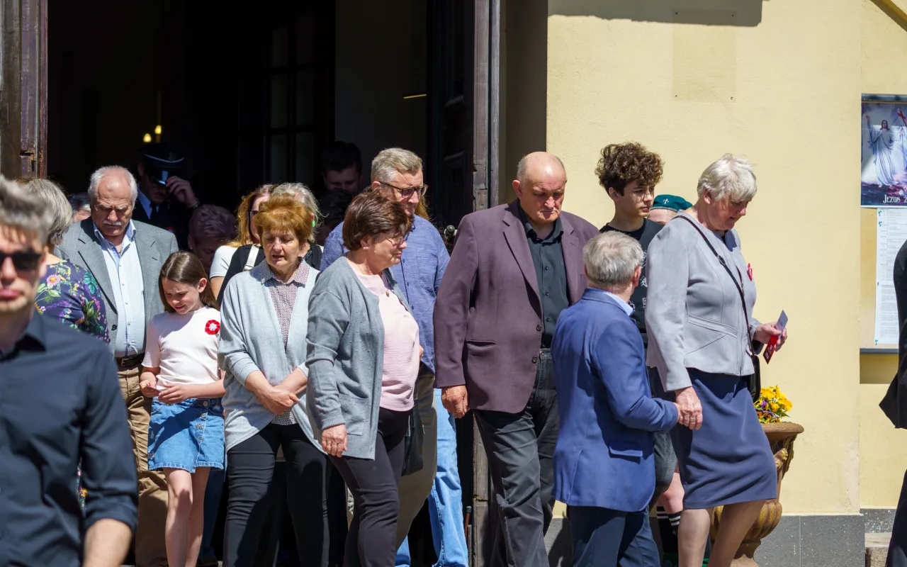Galeria zdjęć z obchodów 235. rocznicy Konstytucji 3 Maja w Skierniewicach: msza święta, służby mundurowe oraz uroczyste złożenie kwiatów pod Pomnikiem Niepodległości na placu Jana Pawła II.