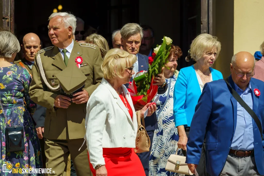 Galeria zdjęć z obchodów 235. rocznicy Konstytucji 3 Maja w Skierniewicach: msza święta, służby mundurowe oraz uroczyste złożenie kwiatów pod Pomnikiem Niepodległości na placu Jana Pawła II.