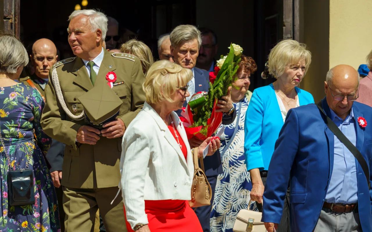 Galeria zdjęć z obchodów 235. rocznicy Konstytucji 3 Maja w Skierniewicach: msza święta, służby mundurowe oraz uroczyste złożenie kwiatów pod Pomnikiem Niepodległości na placu Jana Pawła II.