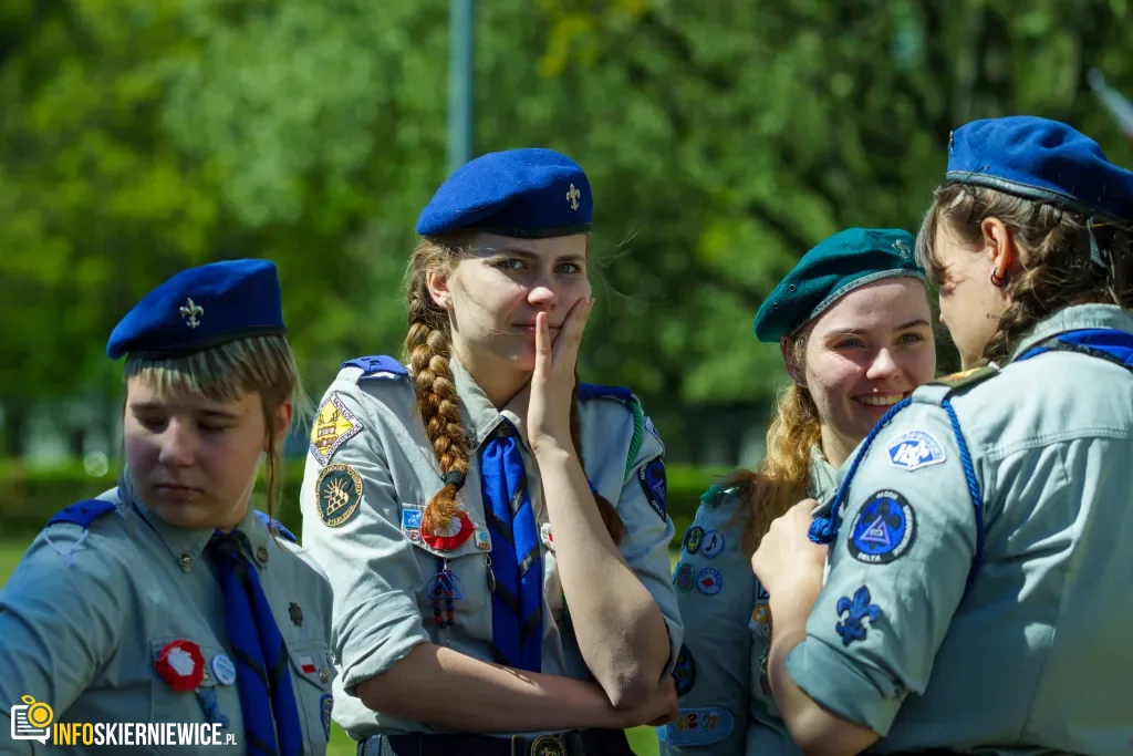 Galeria zdjęć z obchodów 235. rocznicy Konstytucji 3 Maja w Skierniewicach: msza święta, służby mundurowe oraz uroczyste złożenie kwiatów pod Pomnikiem Niepodległości na placu Jana Pawła II.