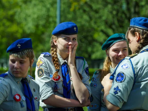 Galeria zdjęć z obchodów 235. rocznicy Konstytucji 3 Maja w Skierniewicach: msza święta, służby mundurowe oraz uroczyste złożenie kwiatów pod Pomnikiem Niepodległości na placu Jana Pawła II.