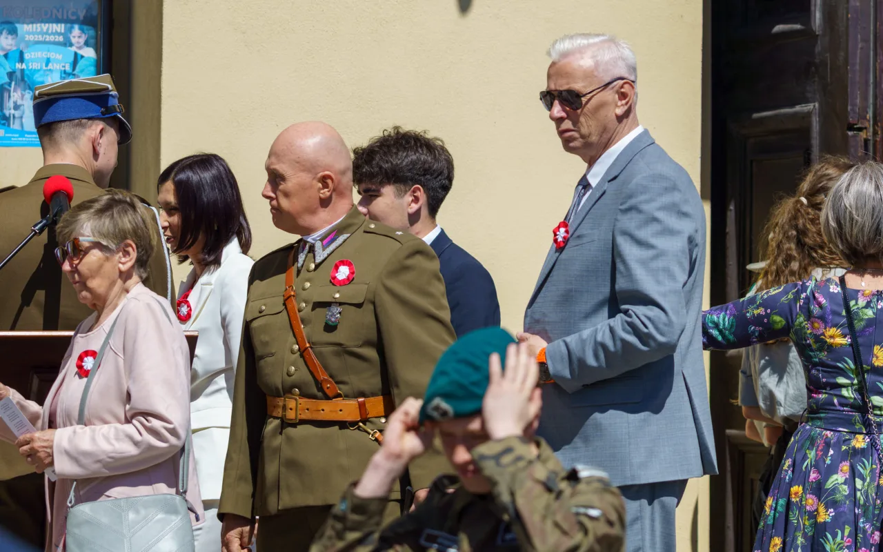 Galeria zdjęć z obchodów 235. rocznicy Konstytucji 3 Maja w Skierniewicach: msza święta, służby mundurowe oraz uroczyste złożenie kwiatów pod Pomnikiem Niepodległości na placu Jana Pawła II.