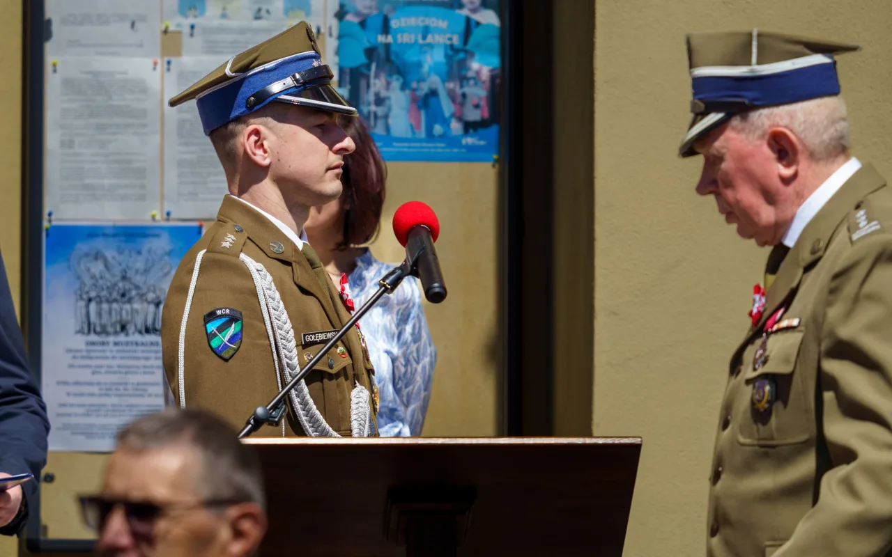 Galeria zdjęć z obchodów 235. rocznicy Konstytucji 3 Maja w Skierniewicach: msza święta, służby mundurowe oraz uroczyste złożenie kwiatów pod Pomnikiem Niepodległości na placu Jana Pawła II.