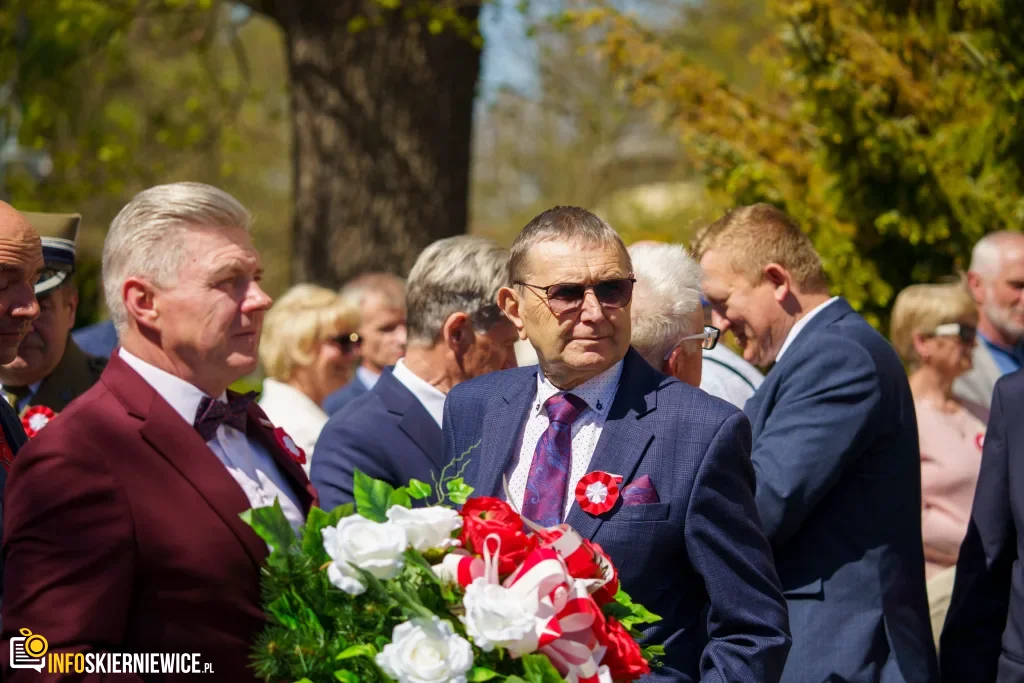Galeria zdjęć z obchodów 235. rocznicy Konstytucji 3 Maja w Skierniewicach: msza święta, służby mundurowe oraz uroczyste złożenie kwiatów pod Pomnikiem Niepodległości na placu Jana Pawła II.