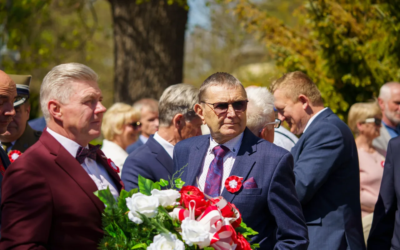 Galeria zdjęć z obchodów 235. rocznicy Konstytucji 3 Maja w Skierniewicach: msza święta, służby mundurowe oraz uroczyste złożenie kwiatów pod Pomnikiem Niepodległości na placu Jana Pawła II.