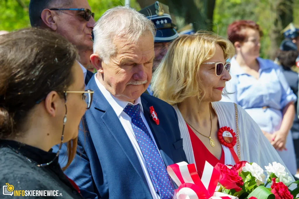 Skierniewice uczciły 235. rocznicę Konstytucji 3 Maja. Uroczystości pod Pomnikiem Niepodległości 1 Galeria zdjęć z obchodów 235. rocznicy Konstytucji 3 Maja w Skierniewicach: msza święta, służby mundurowe oraz uroczyste złożenie kwiatów pod Pomnikiem Niepodległości na placu Jana Pawła II.