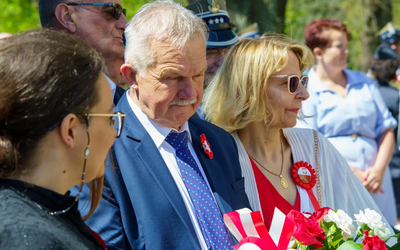Galeria zdjęć z obchodów 235. rocznicy Konstytucji 3 Maja w Skierniewicach: msza święta, służby mundurowe oraz uroczyste złożenie kwiatów pod Pomnikiem Niepodległości na placu Jana Pawła II.