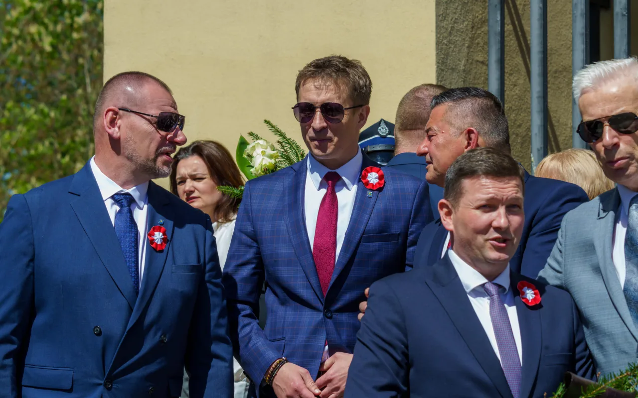 Galeria zdjęć z obchodów 235. rocznicy Konstytucji 3 Maja w Skierniewicach: msza święta, służby mundurowe oraz uroczyste złożenie kwiatów pod Pomnikiem Niepodległości na placu Jana Pawła II.