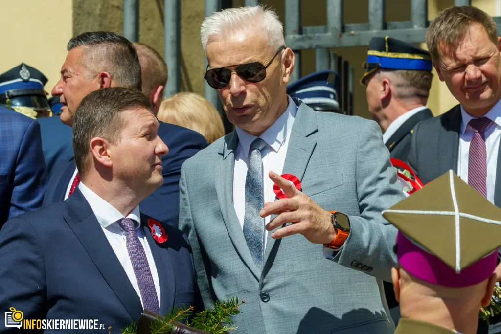 Galeria zdjęć z obchodów 235. rocznicy Konstytucji 3 Maja w Skierniewicach: msza święta, służby mundurowe oraz uroczyste złożenie kwiatów pod Pomnikiem Niepodległości na placu Jana Pawła II.