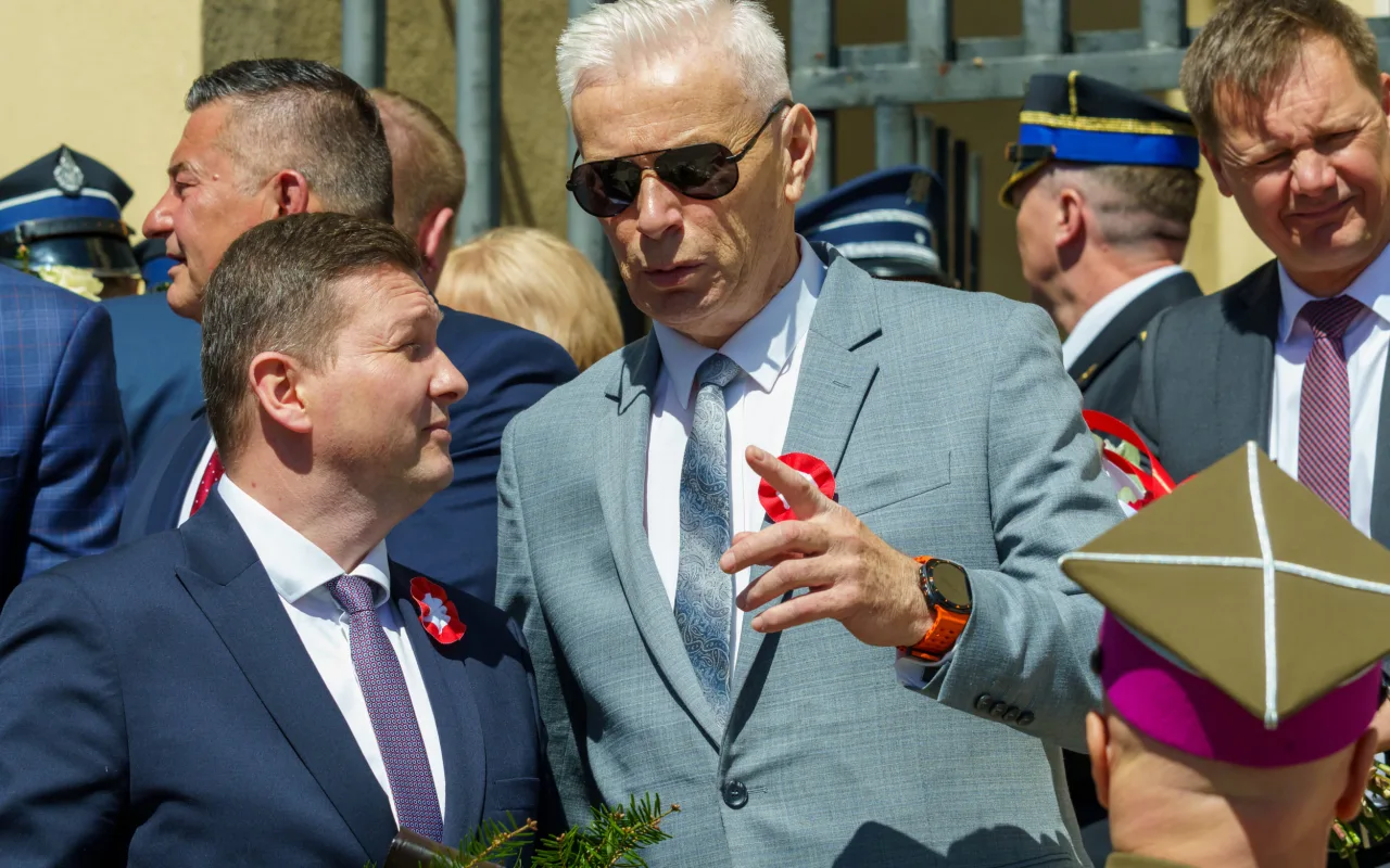 Galeria zdjęć z obchodów 235. rocznicy Konstytucji 3 Maja w Skierniewicach: msza święta, służby mundurowe oraz uroczyste złożenie kwiatów pod Pomnikiem Niepodległości na placu Jana Pawła II.