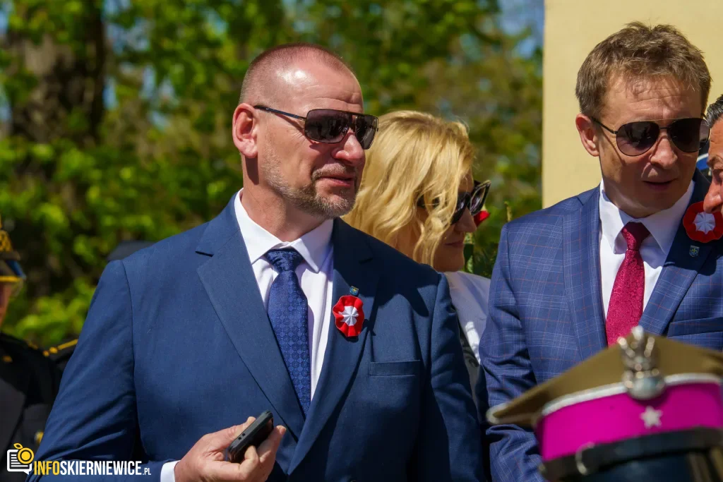 Skierniewice uczciły 235. rocznicę Konstytucji 3 Maja. Uroczystości pod Pomnikiem Niepodległości 1 Galeria zdjęć z obchodów 235. rocznicy Konstytucji 3 Maja w Skierniewicach: msza święta, służby mundurowe oraz uroczyste złożenie kwiatów pod Pomnikiem Niepodległości na placu Jana Pawła II.