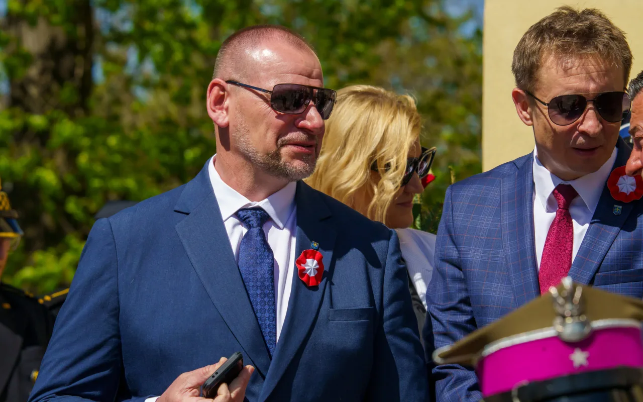 Galeria zdjęć z obchodów 235. rocznicy Konstytucji 3 Maja w Skierniewicach: msza święta, służby mundurowe oraz uroczyste złożenie kwiatów pod Pomnikiem Niepodległości na placu Jana Pawła II.