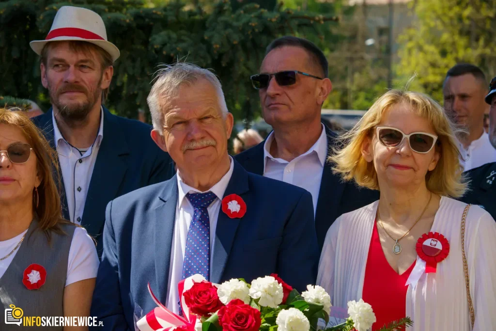 Galeria zdjęć z obchodów 235. rocznicy Konstytucji 3 Maja w Skierniewicach: msza święta, służby mundurowe oraz uroczyste złożenie kwiatów pod Pomnikiem Niepodległości na placu Jana Pawła II.