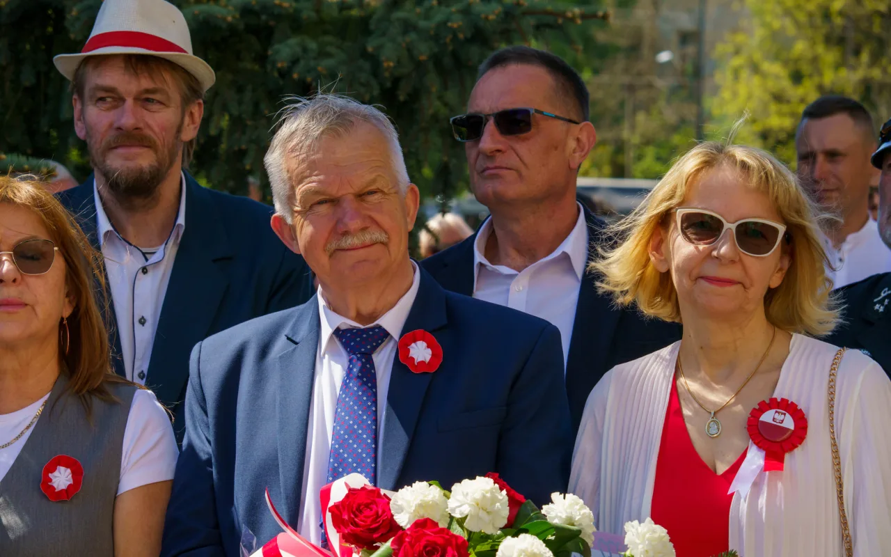 Galeria zdjęć z obchodów 235. rocznicy Konstytucji 3 Maja w Skierniewicach: msza święta, służby mundurowe oraz uroczyste złożenie kwiatów pod Pomnikiem Niepodległości na placu Jana Pawła II.