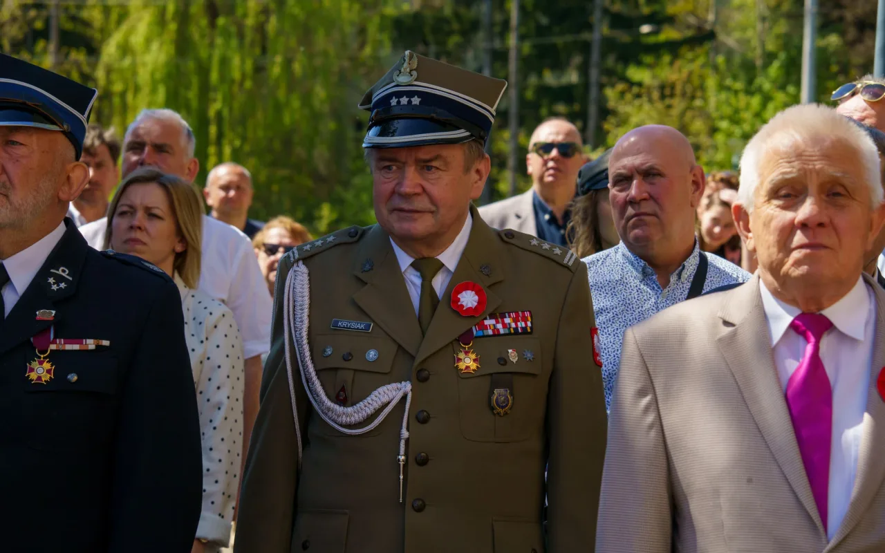Galeria zdjęć z obchodów 235. rocznicy Konstytucji 3 Maja w Skierniewicach: msza święta, służby mundurowe oraz uroczyste złożenie kwiatów pod Pomnikiem Niepodległości na placu Jana Pawła II.