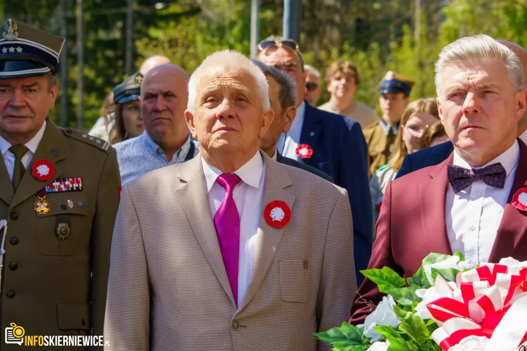 Galeria zdjęć z obchodów 235. rocznicy Konstytucji 3 Maja w Skierniewicach: msza święta, służby mundurowe oraz uroczyste złożenie kwiatów pod Pomnikiem Niepodległości na placu Jana Pawła II.