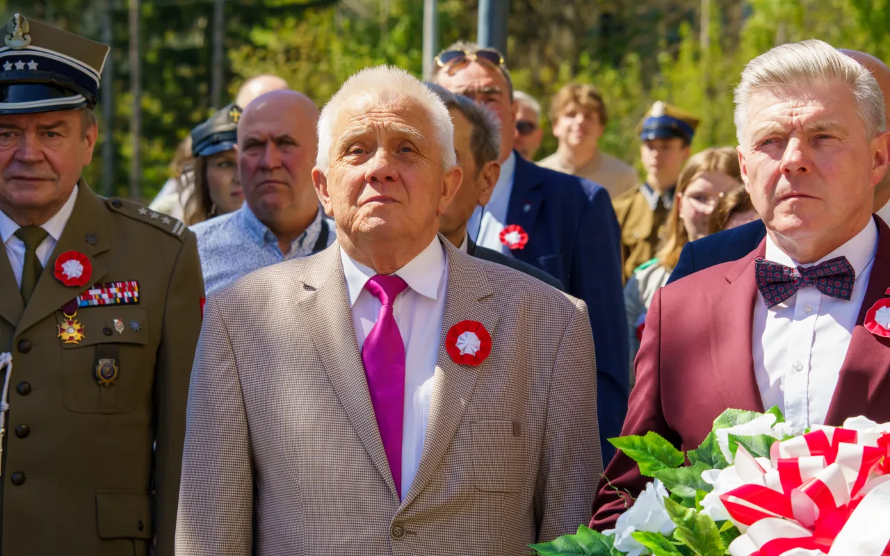 Galeria zdjęć z obchodów 235. rocznicy Konstytucji 3 Maja w Skierniewicach: msza święta, służby mundurowe oraz uroczyste złożenie kwiatów pod Pomnikiem Niepodległości na placu Jana Pawła II.