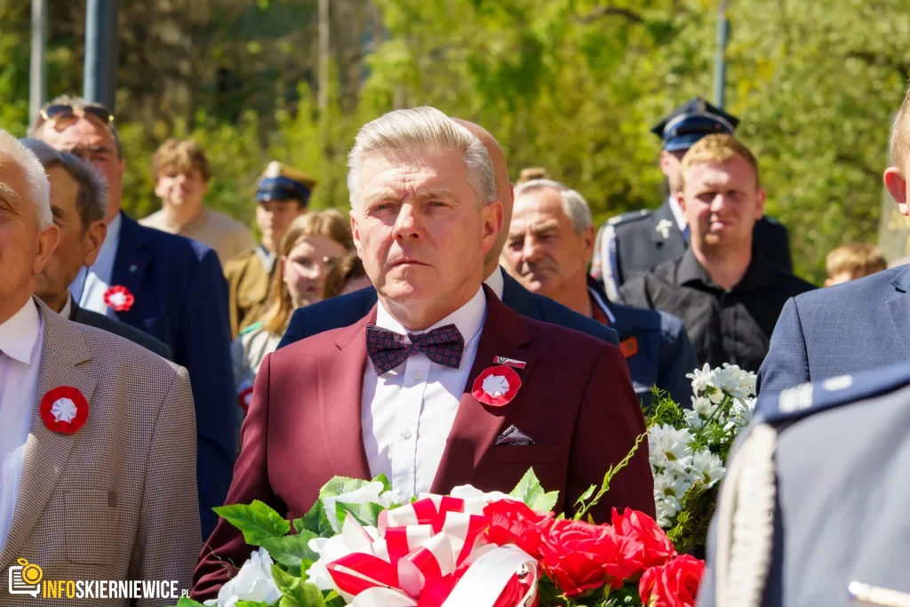 Galeria zdjęć z obchodów 235. rocznicy Konstytucji 3 Maja w Skierniewicach: msza święta, służby mundurowe oraz uroczyste złożenie kwiatów pod Pomnikiem Niepodległości na placu Jana Pawła II.