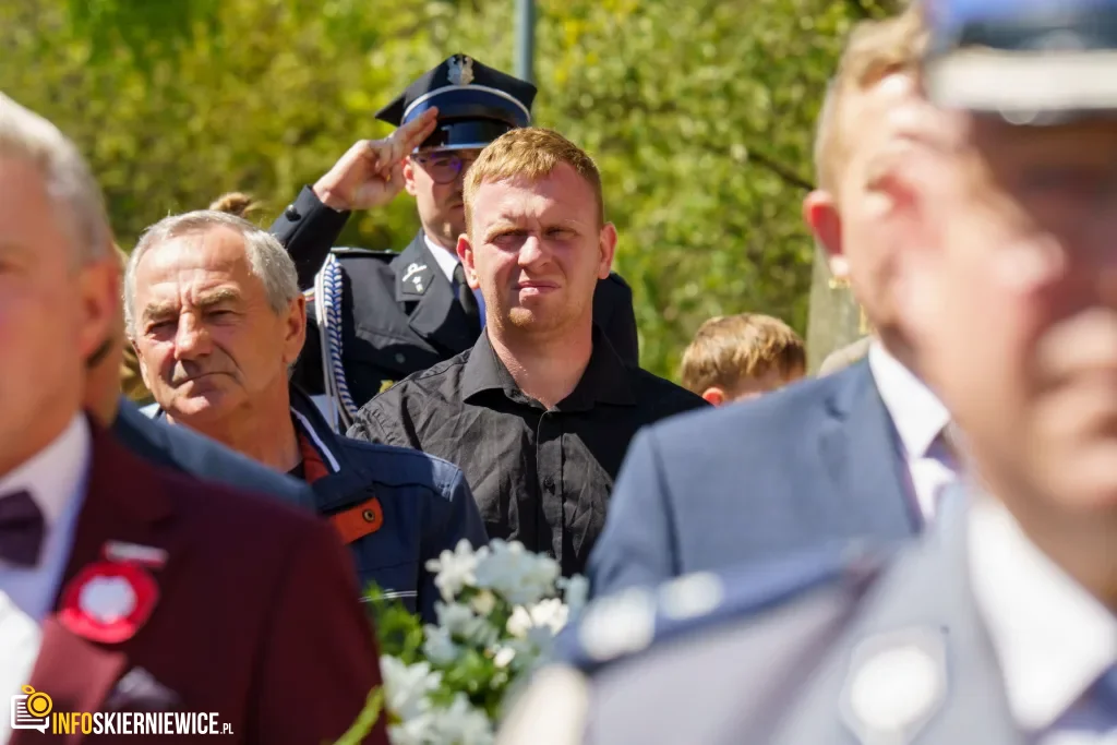 Galeria zdjęć z obchodów 235. rocznicy Konstytucji 3 Maja w Skierniewicach: msza święta, służby mundurowe oraz uroczyste złożenie kwiatów pod Pomnikiem Niepodległości na placu Jana Pawła II.