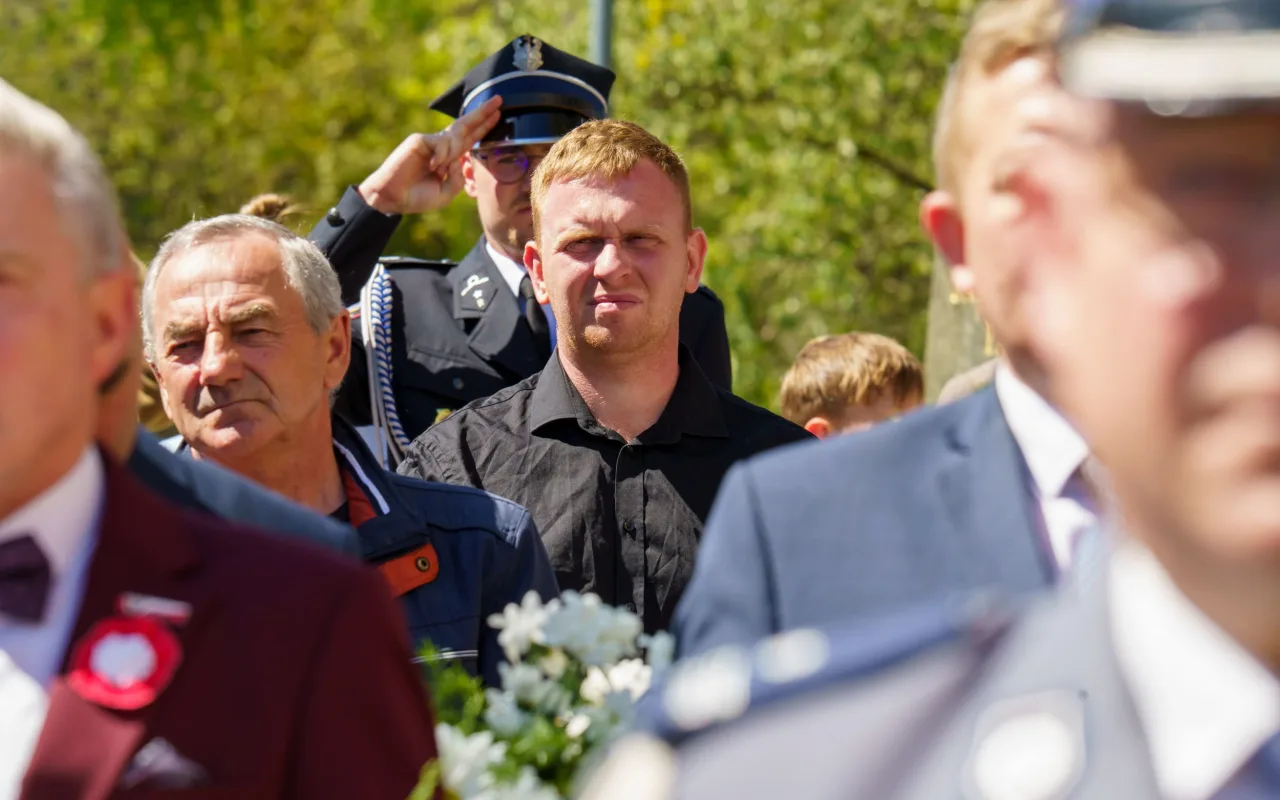 Galeria zdjęć z obchodów 235. rocznicy Konstytucji 3 Maja w Skierniewicach: msza święta, służby mundurowe oraz uroczyste złożenie kwiatów pod Pomnikiem Niepodległości na placu Jana Pawła II.
