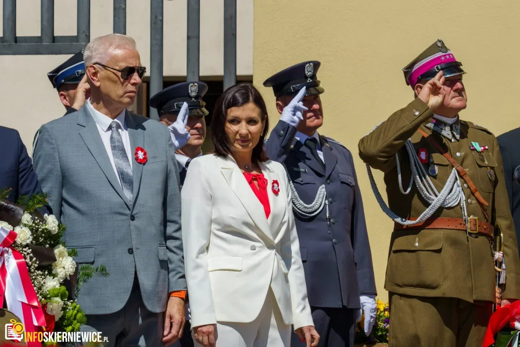Galeria zdjęć z obchodów 235. rocznicy Konstytucji 3 Maja w Skierniewicach: msza święta, służby mundurowe oraz uroczyste złożenie kwiatów pod Pomnikiem Niepodległości na placu Jana Pawła II.