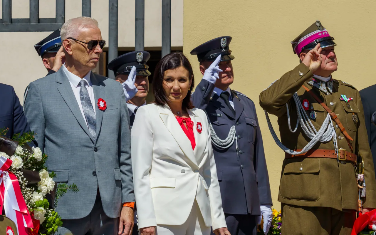 Galeria zdjęć z obchodów 235. rocznicy Konstytucji 3 Maja w Skierniewicach: msza święta, służby mundurowe oraz uroczyste złożenie kwiatów pod Pomnikiem Niepodległości na placu Jana Pawła II.