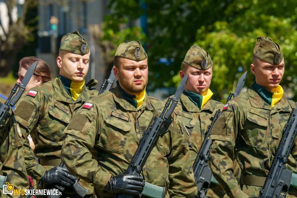 Skierniewice uczciły 235. rocznicę Konstytucji 3 Maja. Uroczystości pod Pomnikiem Niepodległości 1 Galeria zdjęć z obchodów 235. rocznicy Konstytucji 3 Maja w Skierniewicach: msza święta, służby mundurowe oraz uroczyste złożenie kwiatów pod Pomnikiem Niepodległości na placu Jana Pawła II.