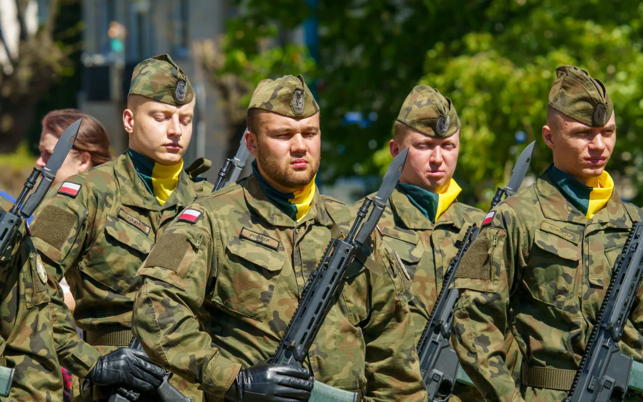 Galeria zdjęć z obchodów 235. rocznicy Konstytucji 3 Maja w Skierniewicach: msza święta, służby mundurowe oraz uroczyste złożenie kwiatów pod Pomnikiem Niepodległości na placu Jana Pawła II.