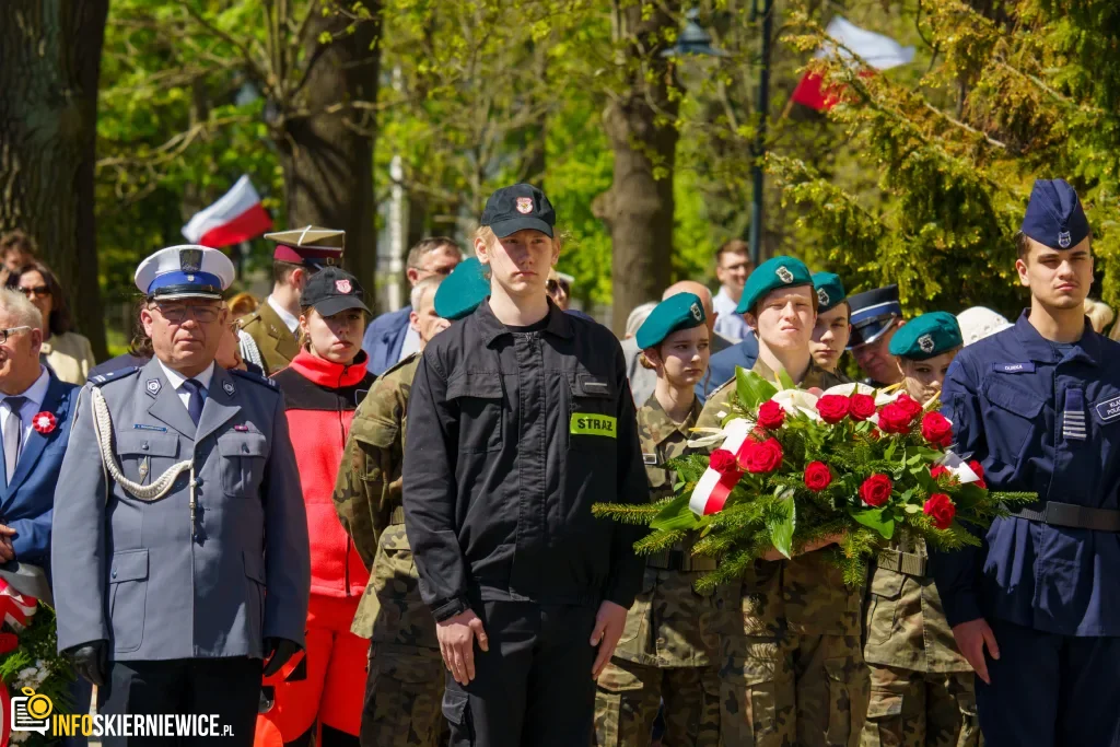 Galeria zdjęć z obchodów 235. rocznicy Konstytucji 3 Maja w Skierniewicach: msza święta, służby mundurowe oraz uroczyste złożenie kwiatów pod Pomnikiem Niepodległości na placu Jana Pawła II.