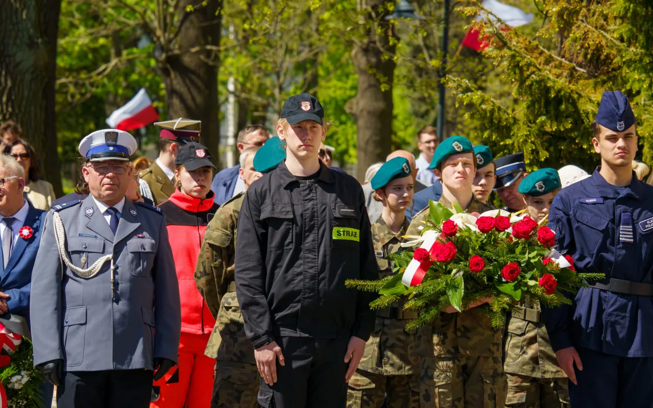 Galeria zdjęć z obchodów 235. rocznicy Konstytucji 3 Maja w Skierniewicach: msza święta, służby mundurowe oraz uroczyste złożenie kwiatów pod Pomnikiem Niepodległości na placu Jana Pawła II.