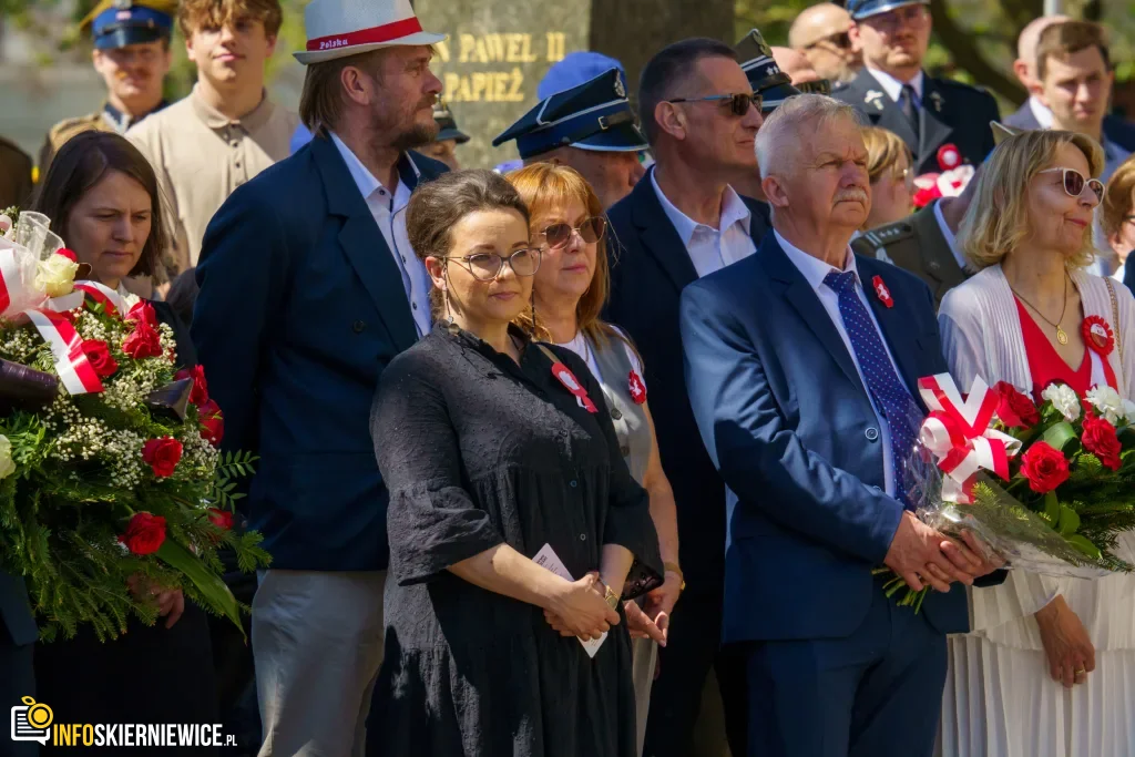 Galeria zdjęć z obchodów 235. rocznicy Konstytucji 3 Maja w Skierniewicach: msza święta, służby mundurowe oraz uroczyste złożenie kwiatów pod Pomnikiem Niepodległości na placu Jana Pawła II.