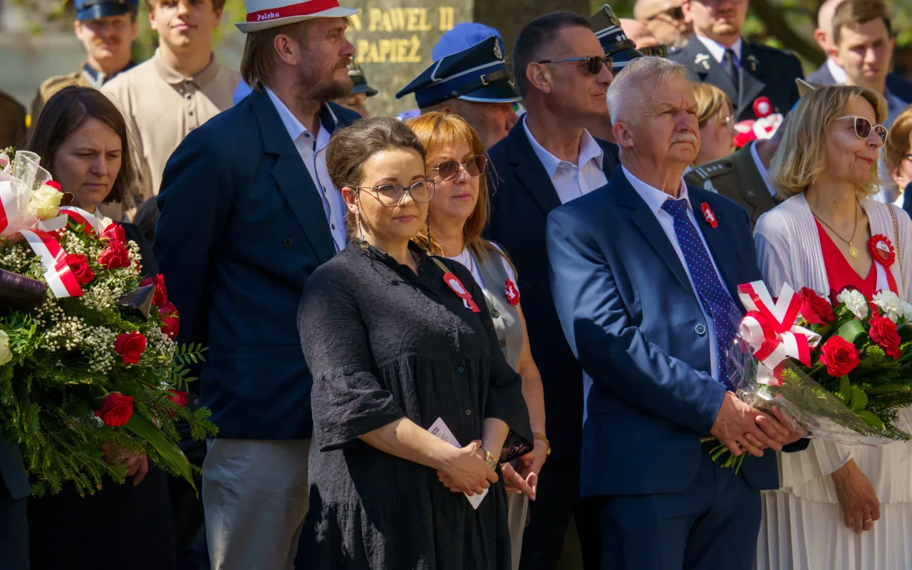 Galeria zdjęć z obchodów 235. rocznicy Konstytucji 3 Maja w Skierniewicach: msza święta, służby mundurowe oraz uroczyste złożenie kwiatów pod Pomnikiem Niepodległości na placu Jana Pawła II.