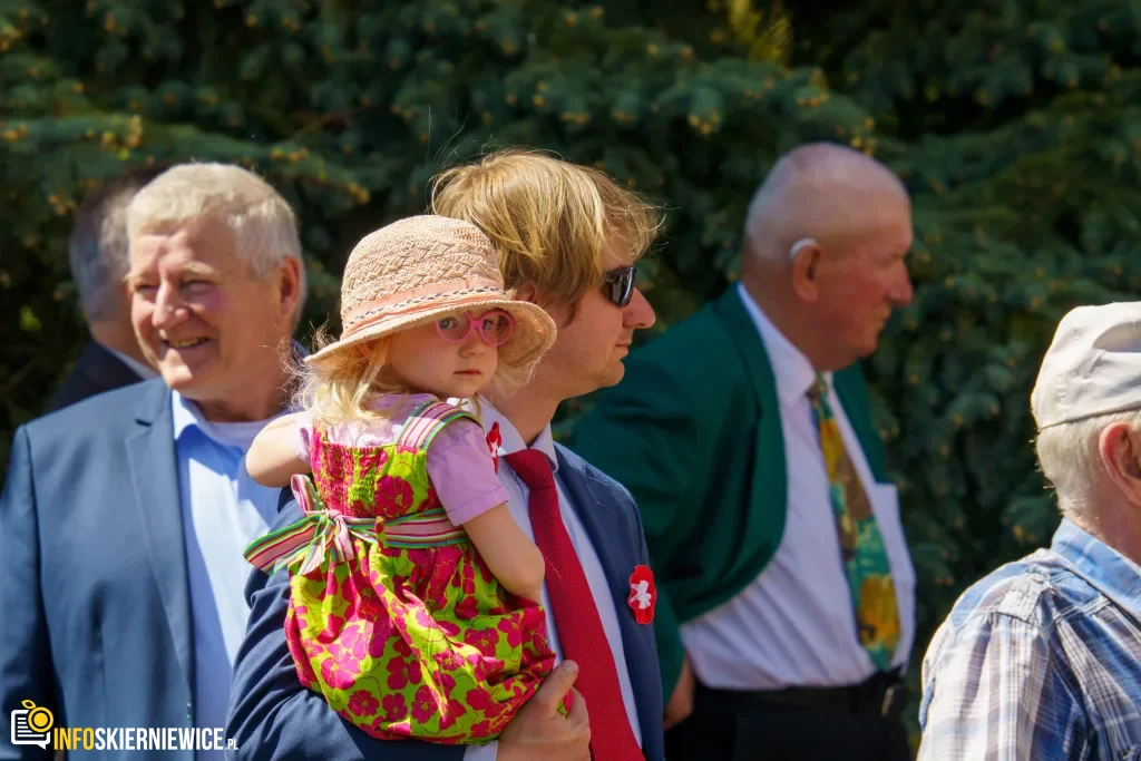 Skierniewice uczciły 235. rocznicę Konstytucji 3 Maja. Uroczystości pod Pomnikiem Niepodległości 1 Galeria zdjęć z obchodów 235. rocznicy Konstytucji 3 Maja w Skierniewicach: msza święta, służby mundurowe oraz uroczyste złożenie kwiatów pod Pomnikiem Niepodległości na placu Jana Pawła II.